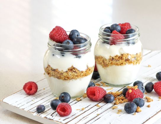 Yogurt, Frutta Fresca e Cereali